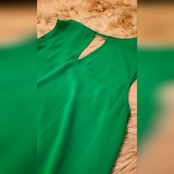 Pleione Tops - 🍀 Sleeveless V-neck Blouse Keyhole Back 🍀